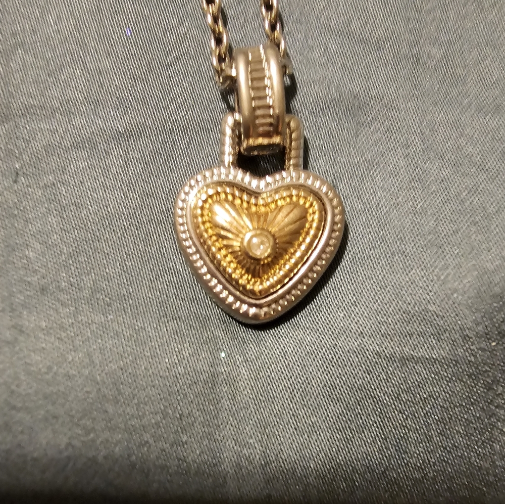 NWOT Heart Necklace (Metal Unknown)